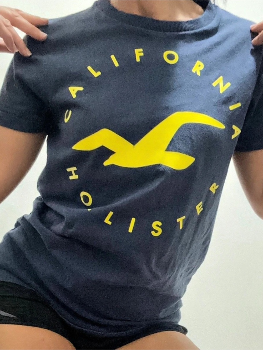 Hollister Graphic Tee in Blue Size Small